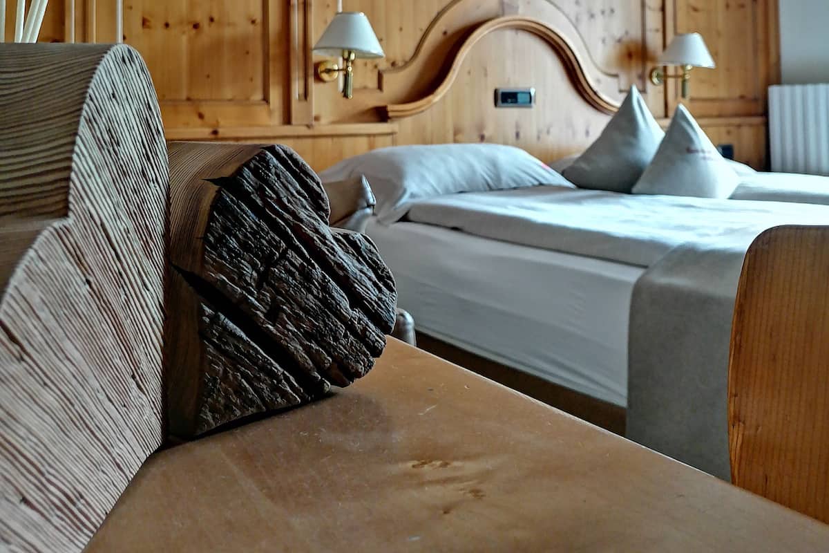 Kamer, 1 twee- of 2 eenpersoonsbedden | Donzen dekbedden, een kluis op de kamer, een bureau, babybedden