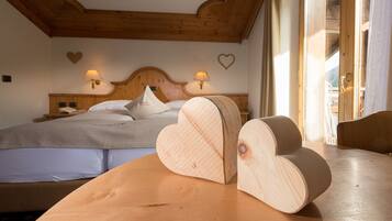 Doppel- oder Zweibettzimmer, Balkon | 1 Schlafzimmer, Daunenbettdecken, Zimmersafe, Schreibtisch