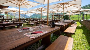 朝食、ランチ、ディナーに営業