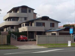 A two-story motel with a flat roof and a balcony on the upper floor. - Boatshed Motel Apartments (Tauranga)
