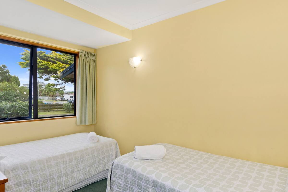 Suite, 2 kamar tidur | Setrika/meja setrika, Wi-Fi gratis, dan seprai linen
