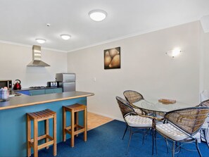 Suite, 2 Bedrooms, 2 Bathrooms (4) | Private kitchen