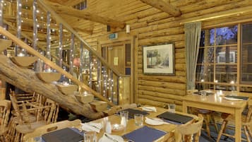 Petit déjeuner et déjeuner servis sur place, spécialités Cuisine locale