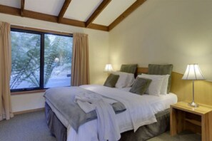 Luxury Suite, 1 King Bed, Jetted Tub, Hill View