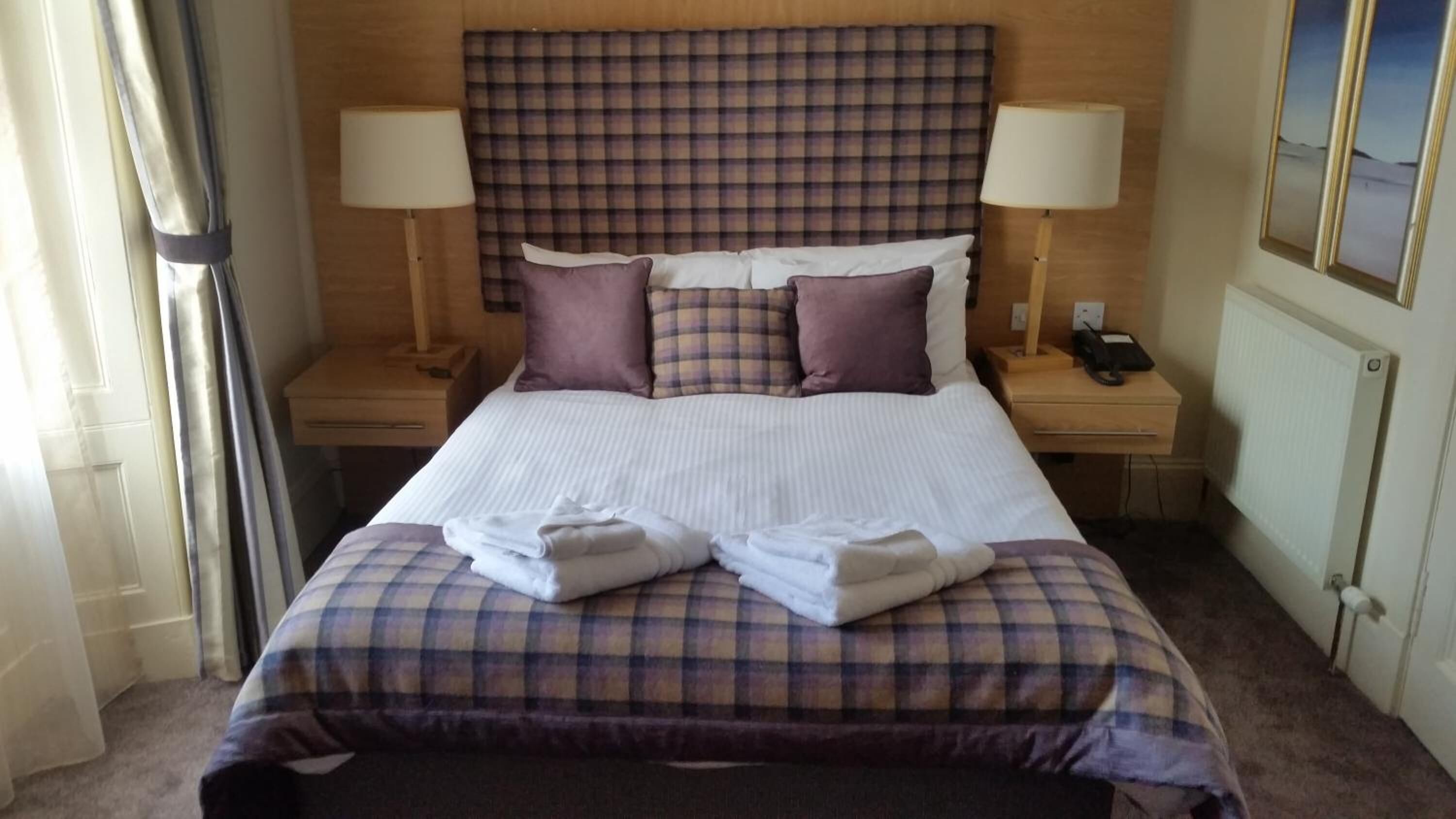 Premium bedding, desk, iron/ironing board, free WiFi
