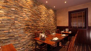 Phục vụ bữa sáng, bữa trưa, bữa tối, đặc sản địa phương