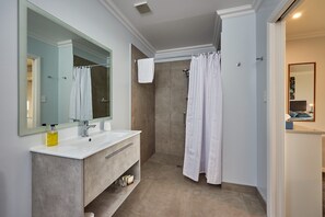 Studio, Ocean View | Bathroom | Shower, free toiletries, hair dryer, bathrobes - Bendamere House Bed & Breakfast (Kaikoura)