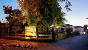 Un immeuble sur lequel on peut lire une enseigne indiquant « La maison de Brenda » et « Pas de places disponibles ».