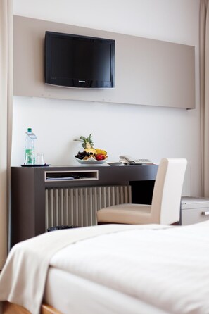 Hypo-allergenic bedding, in-room safe, desk, blackout curtains