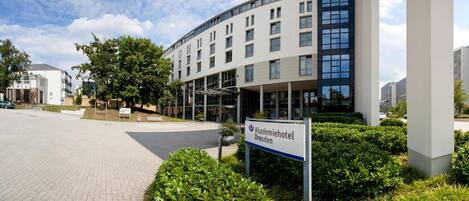 A modern building with a sign reading "Akademiehotel Dresden."