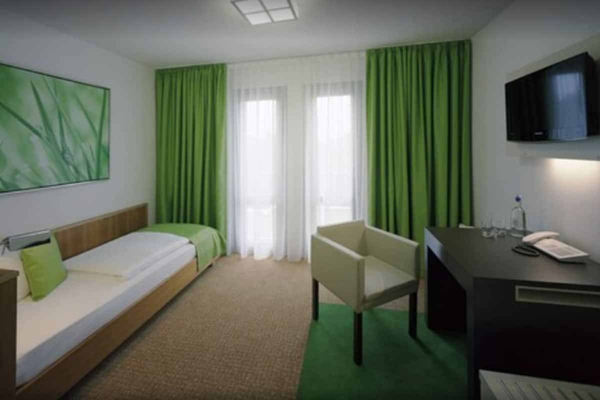 Habitación individual Confort | Ropa de cama hipoalergénica y caja de seguridad en la habitación