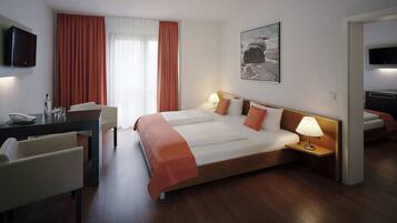 Ropa de cama hipoalergénica y caja de seguridad en la habitación