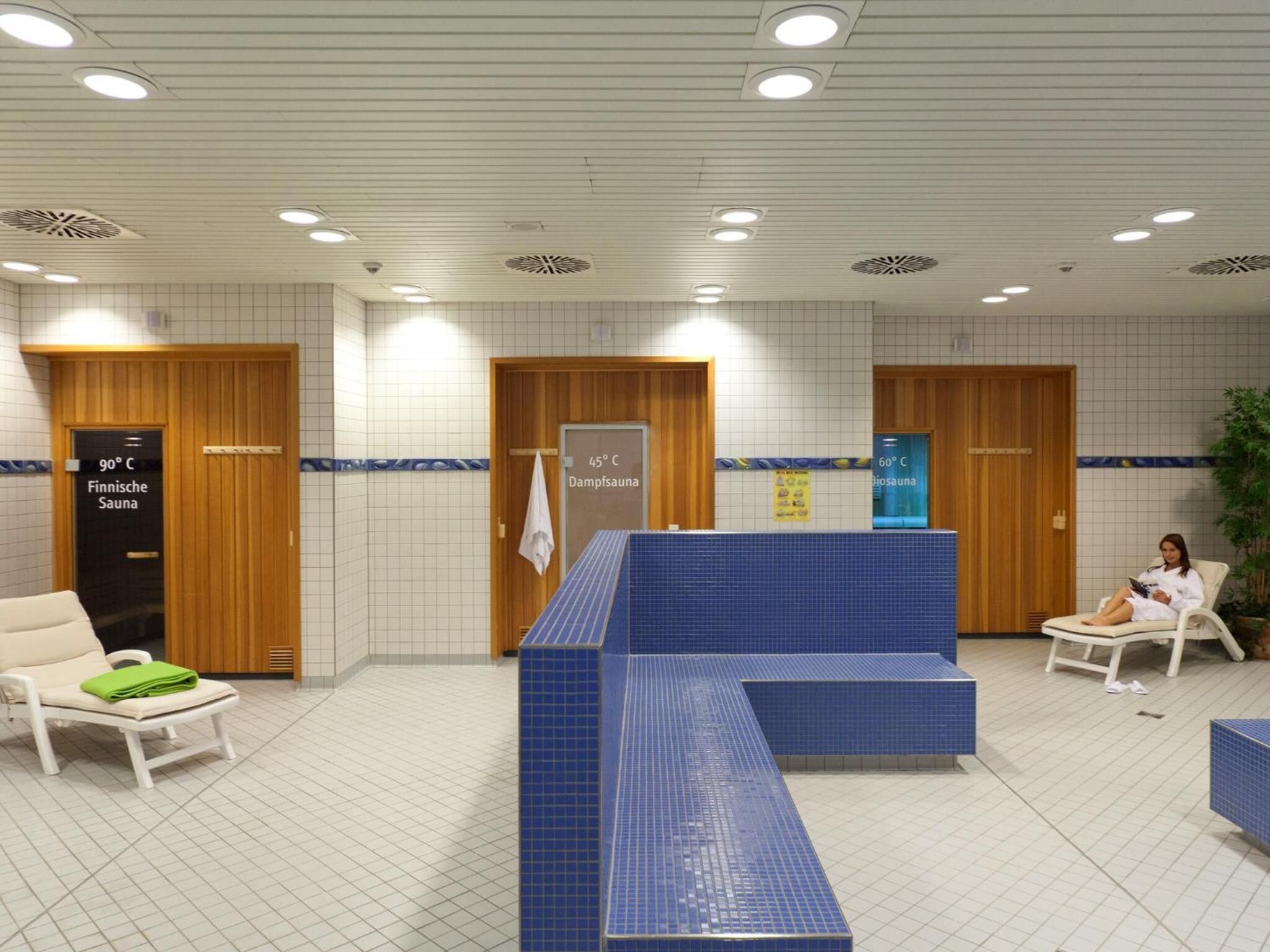 Zona de sauna con tres niveles de temperatura: 90°C, 45°C y 60°C.