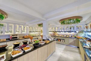 Montaje de bufé con diferentes alimentos y un microondas.