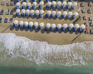 Private beach, sun-loungers, beach umbrellas, beach volleyball - Royalisa Palmiye Beach +14 Adult Only (Alanya)