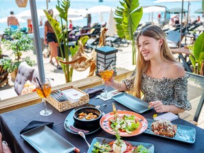 Petit déjeuner et dîner servis sur place