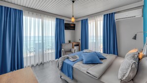 Quarto moderno com cama, escrivaninha e cadeira.