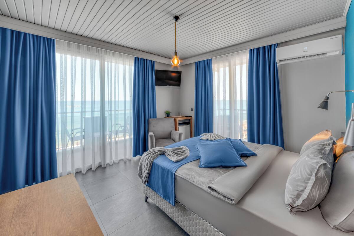 Un dormitorio moderno con cama, escritorio y silla.