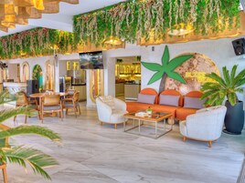 Breakfast and dinner served