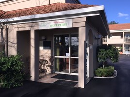 Pintu masuk properti