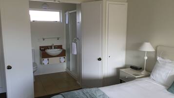 Studio, 1 Queen Bed | Bathroom