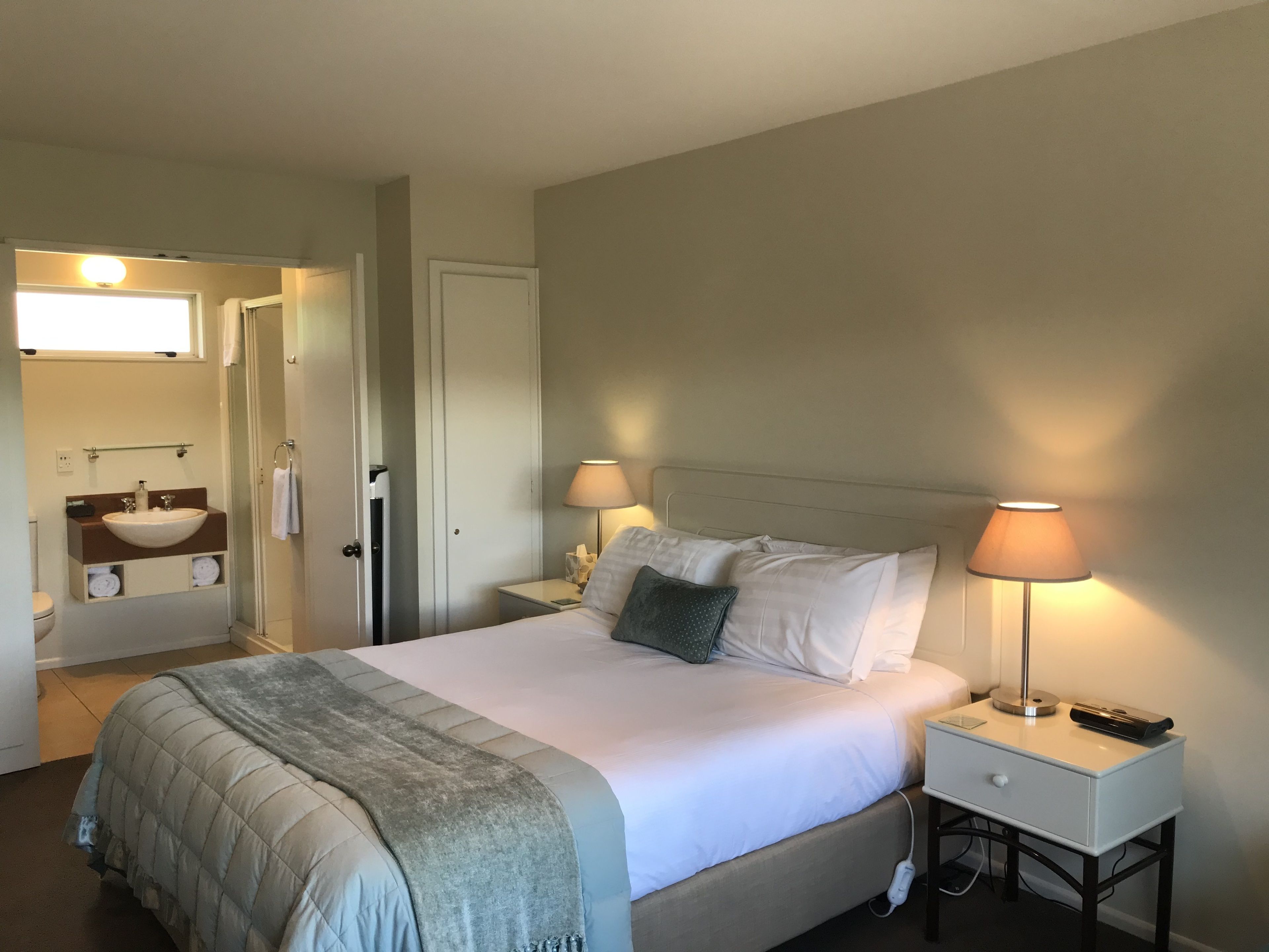 Monolocale, 1 letto queen | Una scrivania, insonorizzazione, ferro/asse da stiro