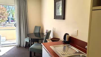 Apartment, 1 Bedroom | Desk, soundproofing, iron/ironing board, free cribs/infant beds