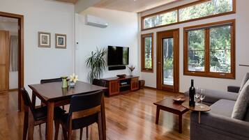 Luxury-Villa, 1 King-Bett, Whirlpool (Mira) | Wohnzimmer | Flachbildfernseher, DVD-Player, iPod-Dockingstation