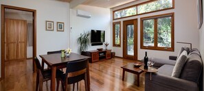 Luxury-Villa, 1 King-Bett, Whirlpool (Mira) | Wohnzimmer | Flachbildfernseher, DVD-Player, iPod-Dockingstation