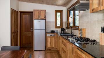 Luxury-Villa, 1 King-Bett, Whirlpool (Mira) | Eigene Küche | Kühlschrank, Mikrowelle, Herdplatte, Geschirrspüler