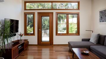 Luxury-Villa, 1 King-Bett, Whirlpool (Mira) | Wohnbereich | Flachbildfernseher, DVD-Player, iPod-Dockingstation