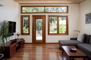 Luxury-Villa, 1 King-Bett, Whirlpool (Mira) | Wohnbereich | Flachbildfernseher, DVD-Player, iPod-Dockingstation