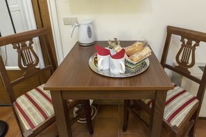 Quarto casal básico, banheiro privativo (external) | Café e/ou cafeteira