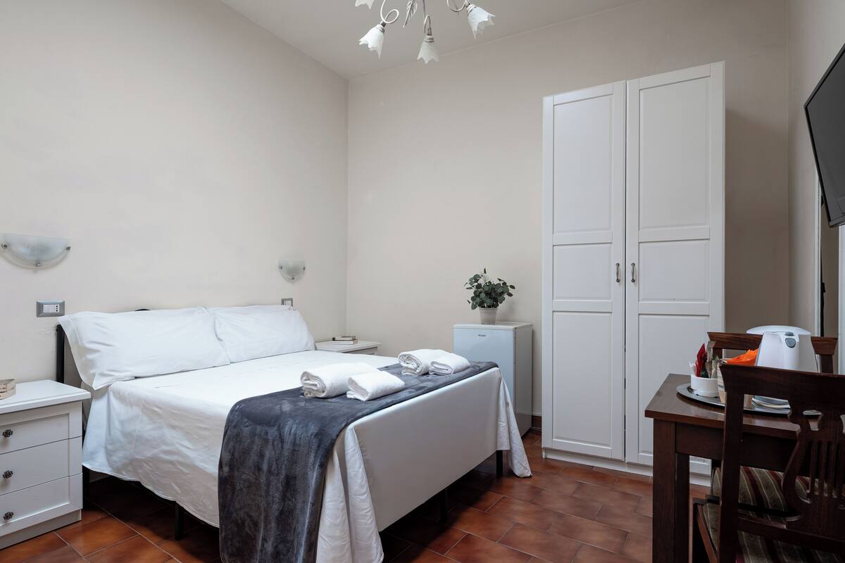 Minibar, in-room safe, iron/ironing board (on request)