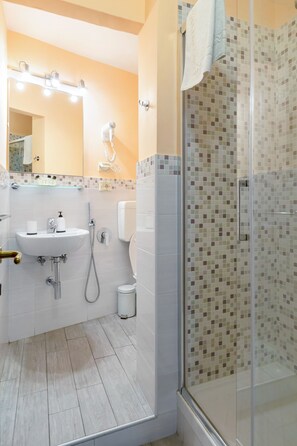 Triple Room | Bathroom | Free toiletries, hair dryer, towels - Guest House Bel Duomo (Florence)