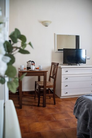 Double or Twin Room | Minibar, in-room safe, individually furnished, iron/ironing board - Guest House Bel Duomo (Florence)