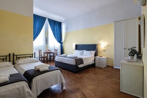 A hotel room with three beds, a desk, a chair, and a wardrobe. - Guest House Bel Duomo (Florence)