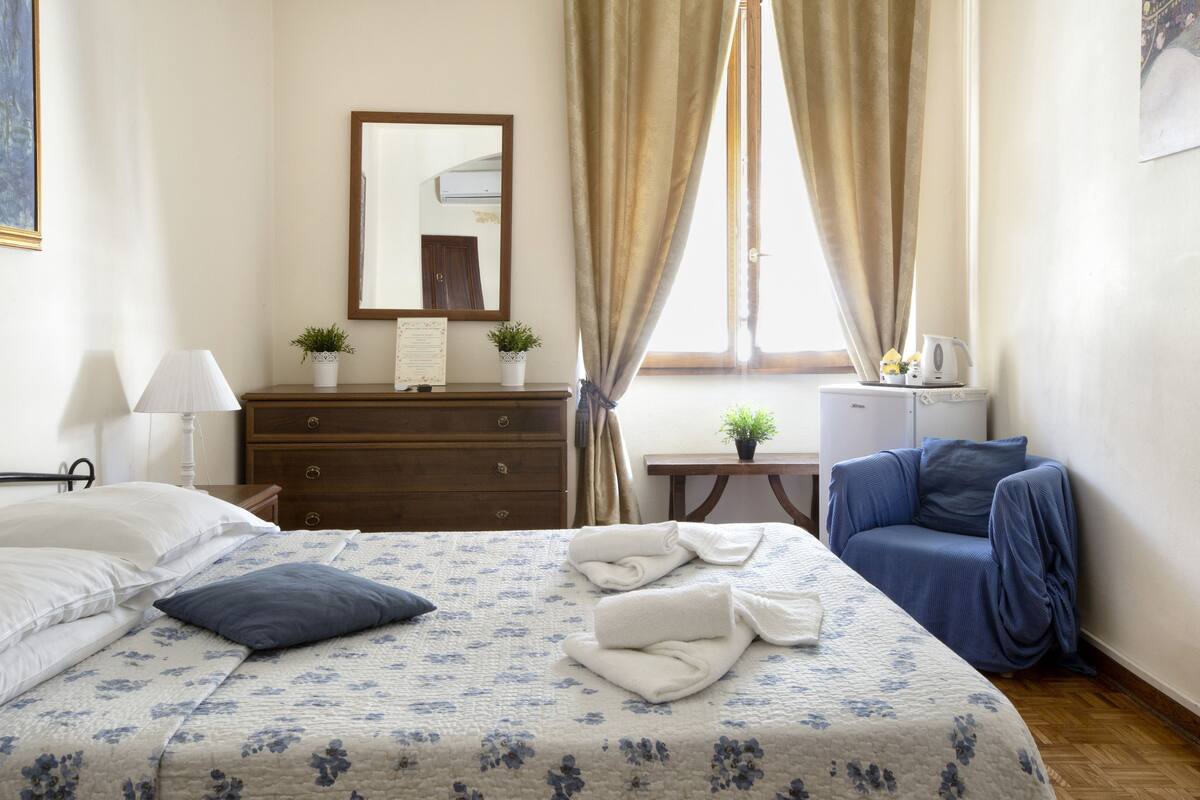 Minibar, in-room safe, iron/ironing board (on request)