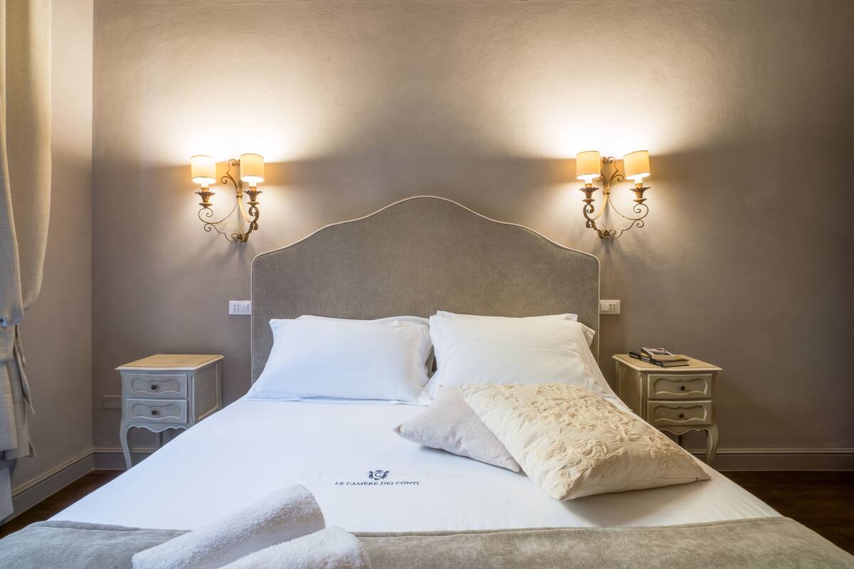 Deluxe Suite | Minibar, in-room safe, desk, laptop workspace