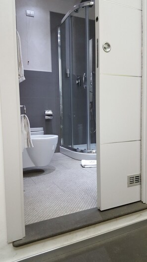 Shower, towels - Le Camere dei Conti (Florence)