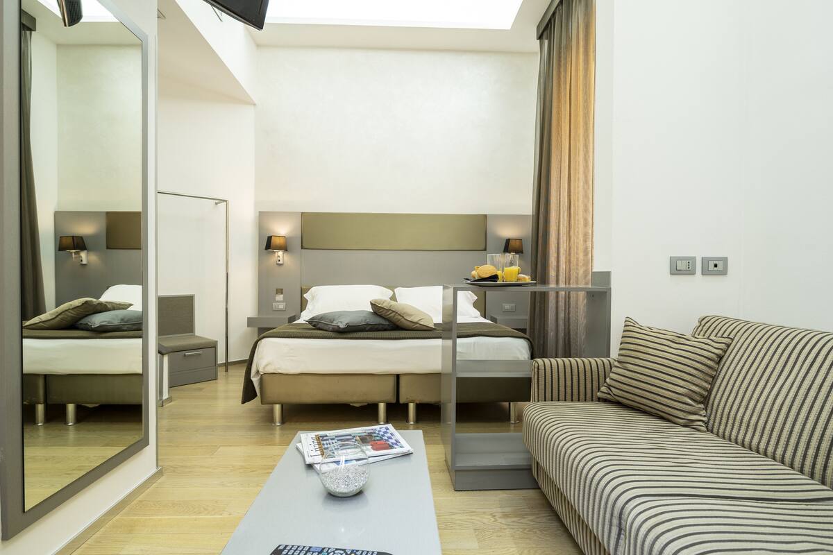 Superior Room, 1 Bedroom | Minibar, in-room safe, desk, laptop workspace