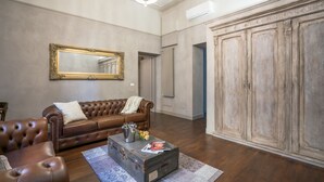 Deluxe Suite | Living area