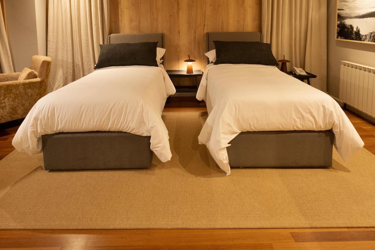 1 makuuhuone, ylelliset vuodevaatteet, minibaari, tallelokero huoneessa