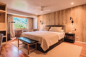 Junior Suite | Premium bedding, minibar, in-room safe, blackout drapes