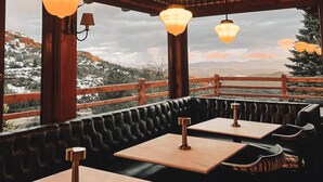 A restaurant with a view of a snowy mountain landscape. - Hotel Catedral Patagonia Ski & Wellness (San Carlos de Bariloche)