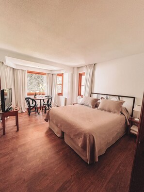 Tremannsrom – superior, tekjøkken | Sengetøy av topp kvalitet, minibar, safe på rommet og blendingsgardiner