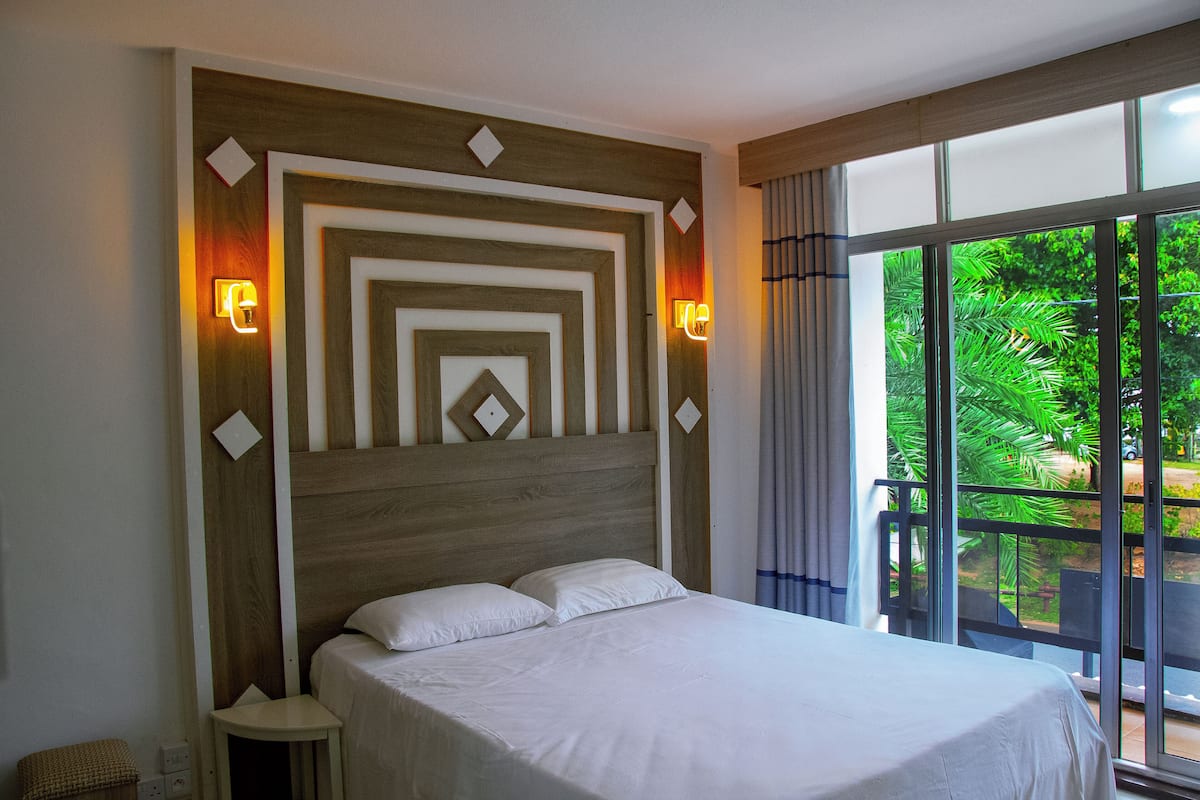 Apartamento Confort | Minibar, mobiliario individual, cortinas opacas