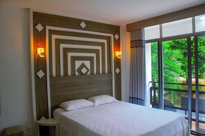 Minibar, muebles diferentes y cortinas blackout 