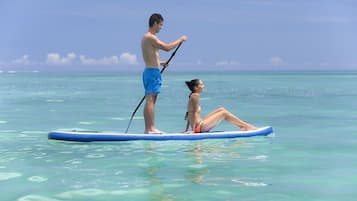In Strandnähe, weißer Sandstrand, Liegestühle, Sonnenschirme