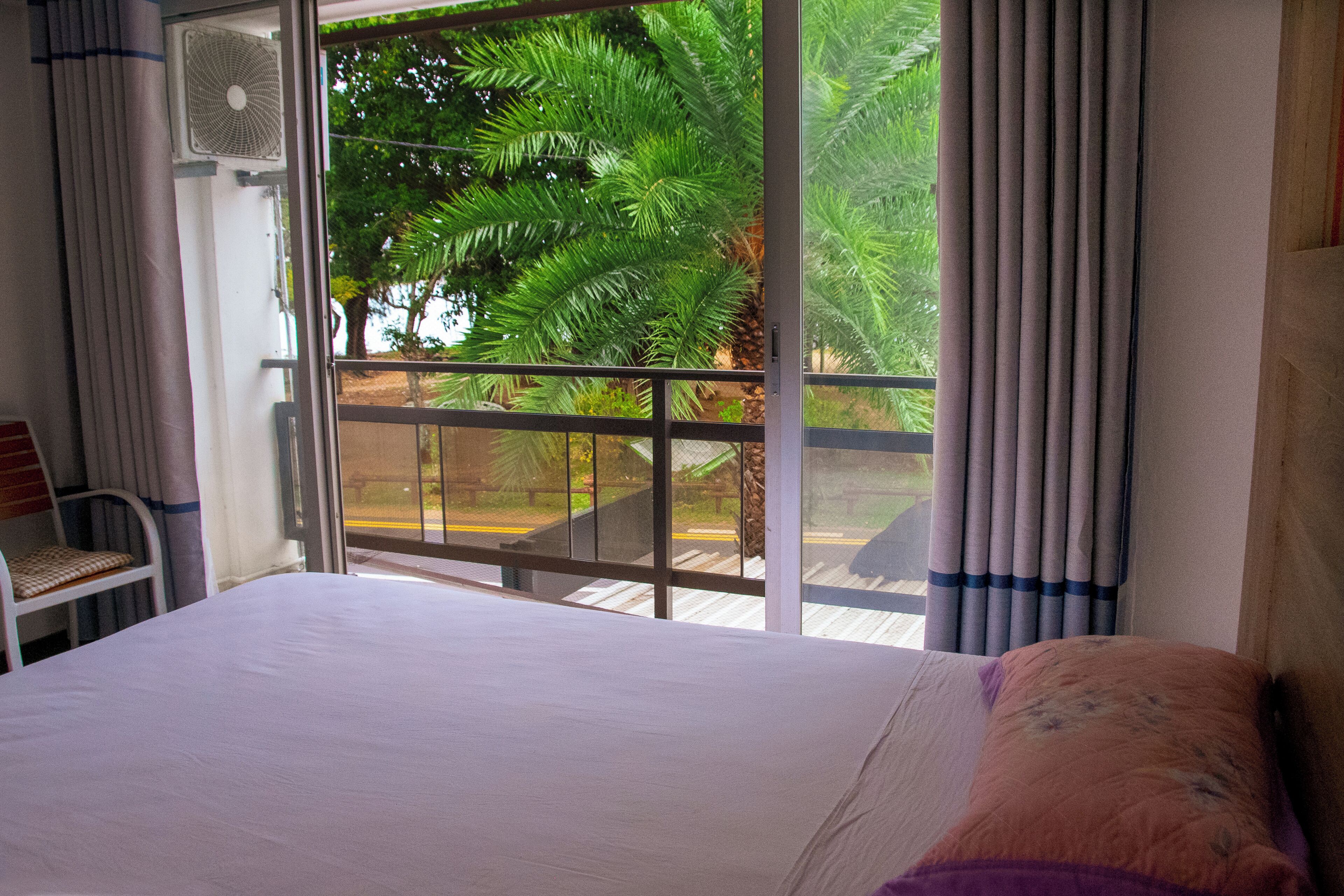 Minibar, muebles diferentes y cortinas blackout 